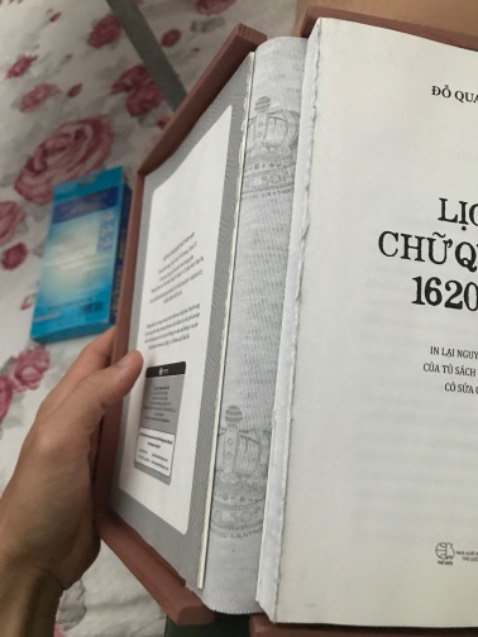 Rất tệ. Sản phẩm vừa mở ra đã tróc gáy sách, mà nhìn rất cẳu thả. Bìa gỗ rất qua loa, gốc cạnh không chất lượng. Hoàn trả tiền cho khách thôi