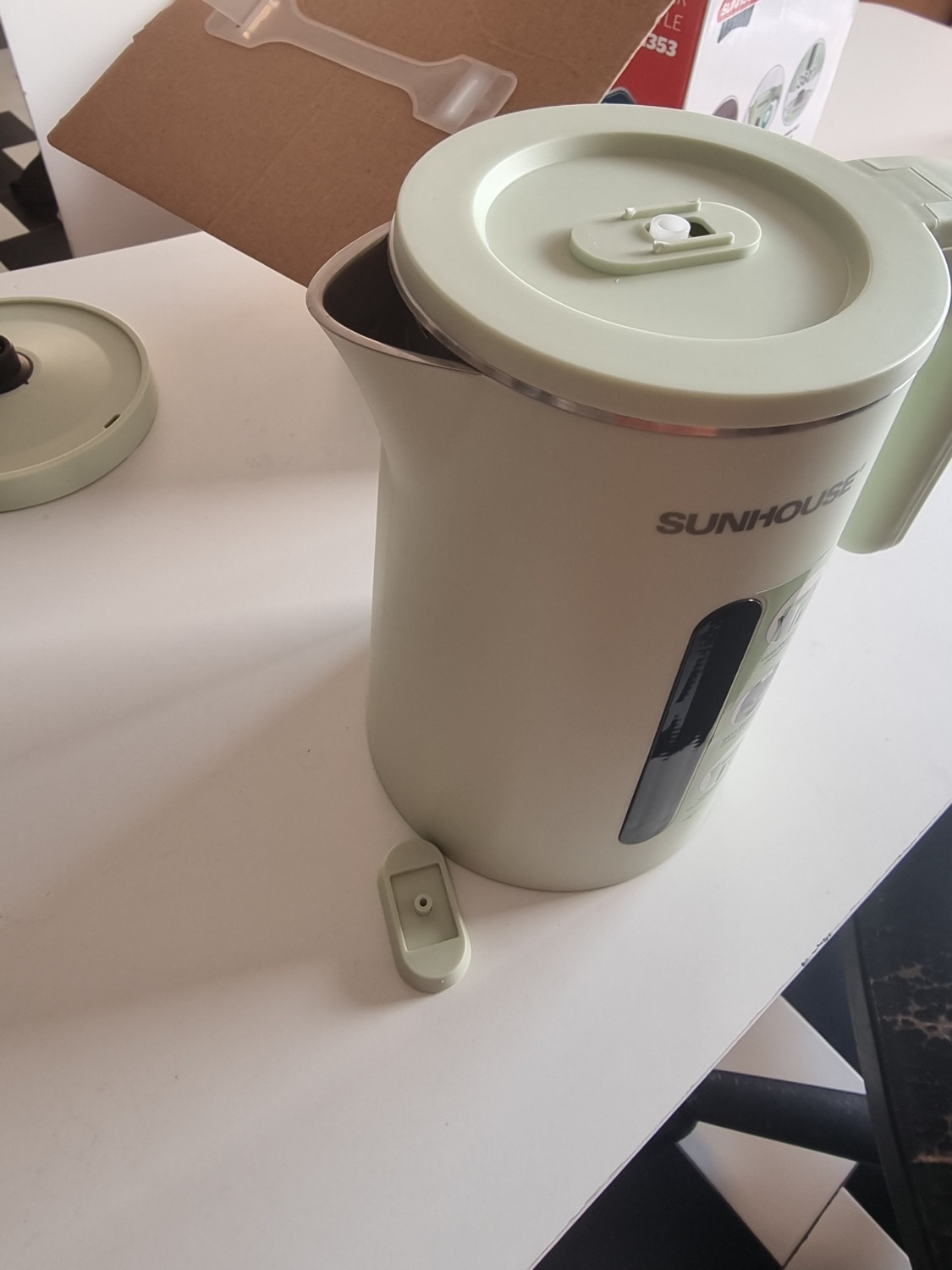 Tiki giao hàng nhanh thần tốc, sản phẩm tổng thể đẹp, nhưng  có nắp lẫy phía trên không chắc chắn, lỏng lẻo dễ bung, khó sài,, Nhà Sx lưu ý cái này.  Đã nhờ Tiki đổi trả, dịch vụ CSKH Tiki rất tốt nên mình vẫn yên tâm đặt mua cái khác. 
2 sao cho SP nhưng 5 sao cho Tiki