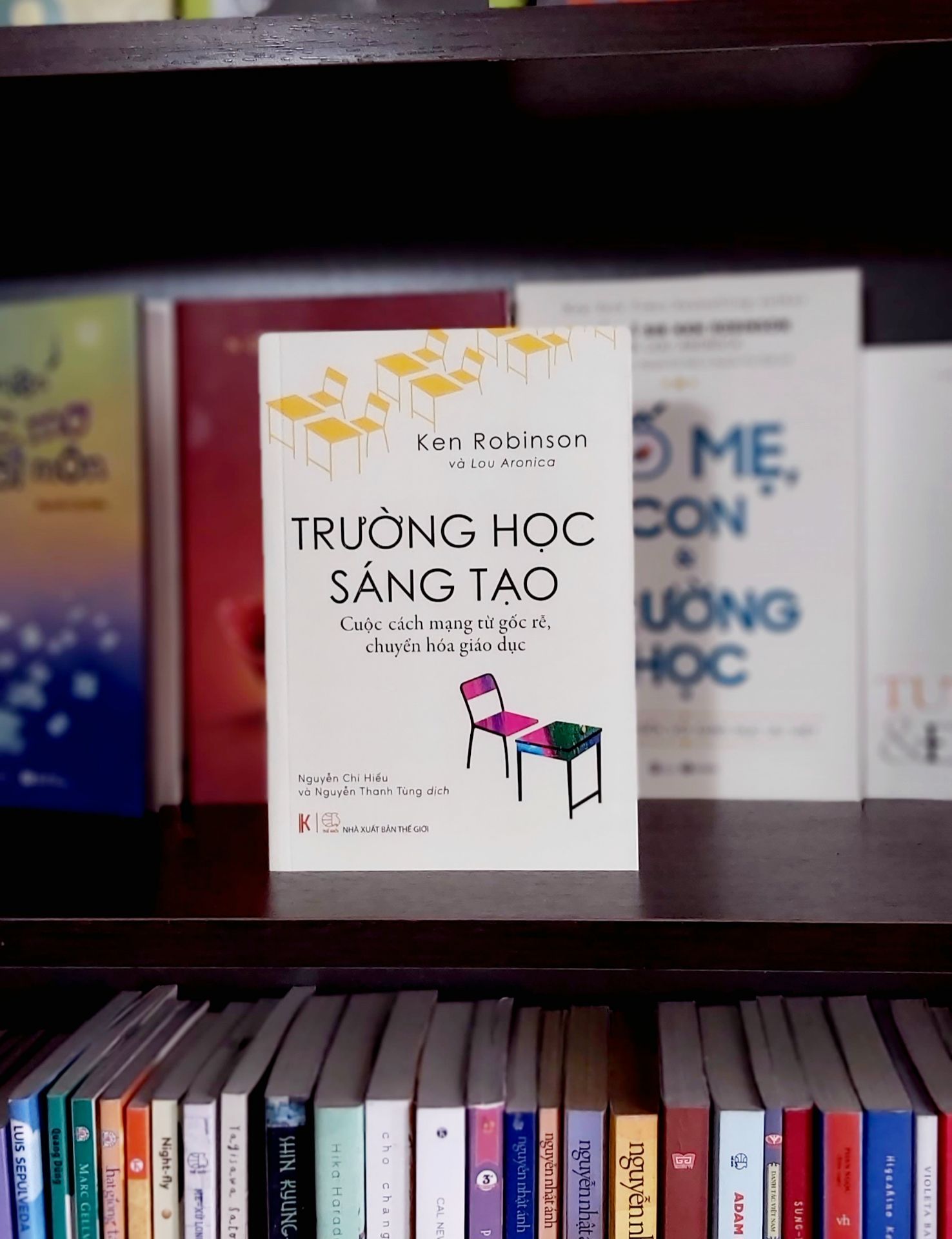 Cuốn sách này là tác phẩm quan trọng đúc kết kinh nghiệm giáo dục hơn 40 năm của Ken Robinson. Qua đây, ông muốn nói rằng giáo dục cần giống như chăm sóc một khu vườn có nhiều loại cây, cần phải có đủ điều kiện tốt cho mọi loại cây và cho miếng đất tốt, để chúng phát triển. Đây chính là nền giáo dục sáng tạo, nhân bản, và phù hợp với thế hệ trẻ và tương lai của đất nước. Cảm ơn Khải Minh Book (khaiminhbook.vn) và đối tác liên kết là cầu nối giữa tác giả và bạn đọc.
Mình luôn ủng hộ Tiki, chất lượng dịch vụ tốt và thân thiện với KH.