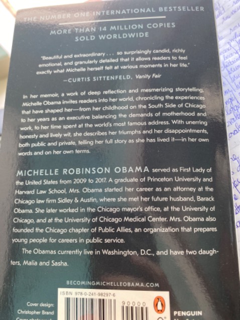 Sách dày nhưng cầm rất nhẹ. Chữ in rõ ràng không bị nhoè mờ. Tuy nhiên chữ và sách hơi nhỏ xíu. Mọi người có thể cân nhắc khi mua.