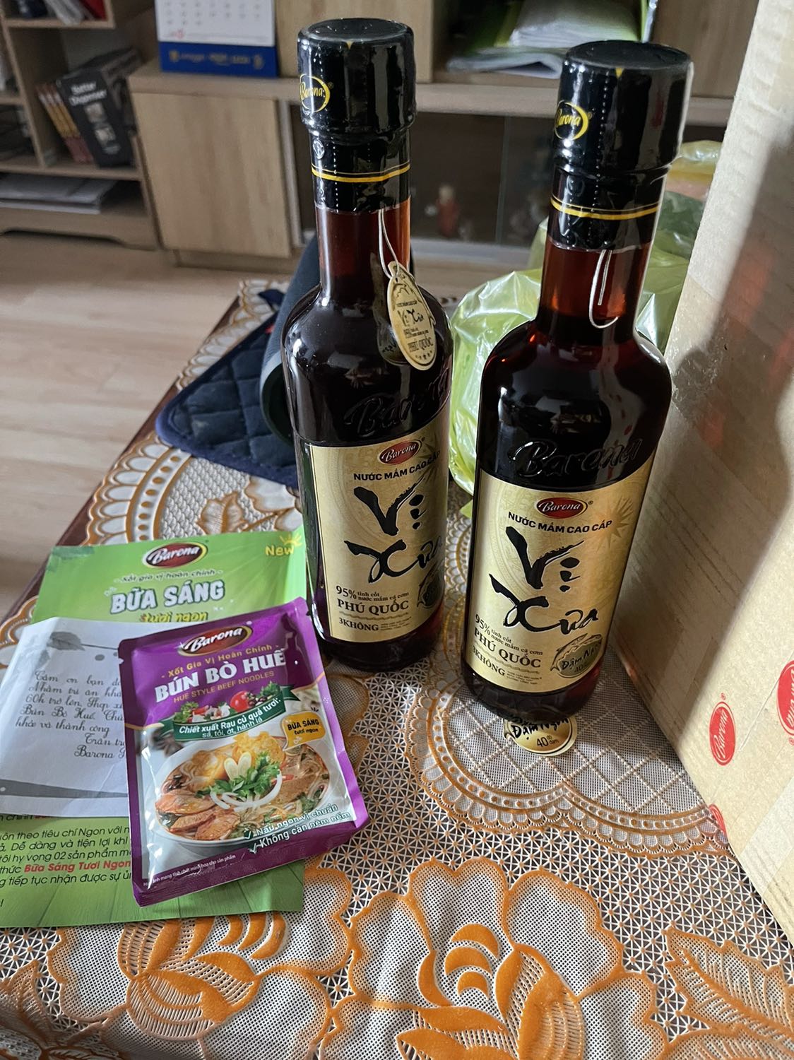 Order 2 tuần mới về hàng mà giao cái gì vậy trời?? Tìm 1 cái thông tin để liên hệ feedback cho nhanh mà cũng không có nữa. Đã mùa dịch tìm không ra mấy món này nên mới order, chờ mòn mỏi 2 tuần giờ về 2 chai nước mắm?!