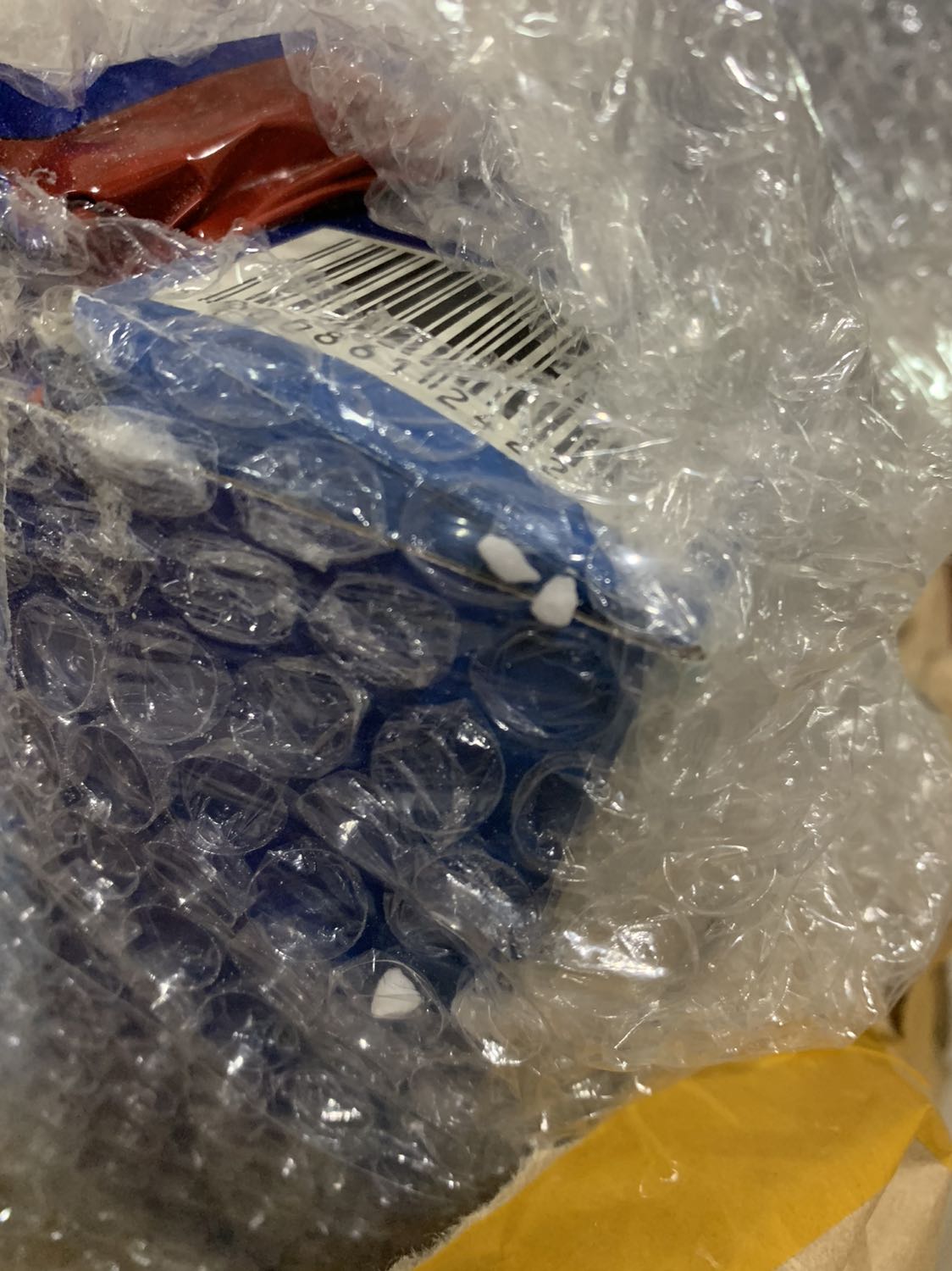 Đóng gói bị lỗi, hộp giấy đựng viên làm mềm nước bị bẹp góc nên bị đổ hạt ra ngoài. Lần sau nên dùng hộp có lót xốp hoặc bọc khí, chỉ gói bọc giấy như vầy là không đủ.