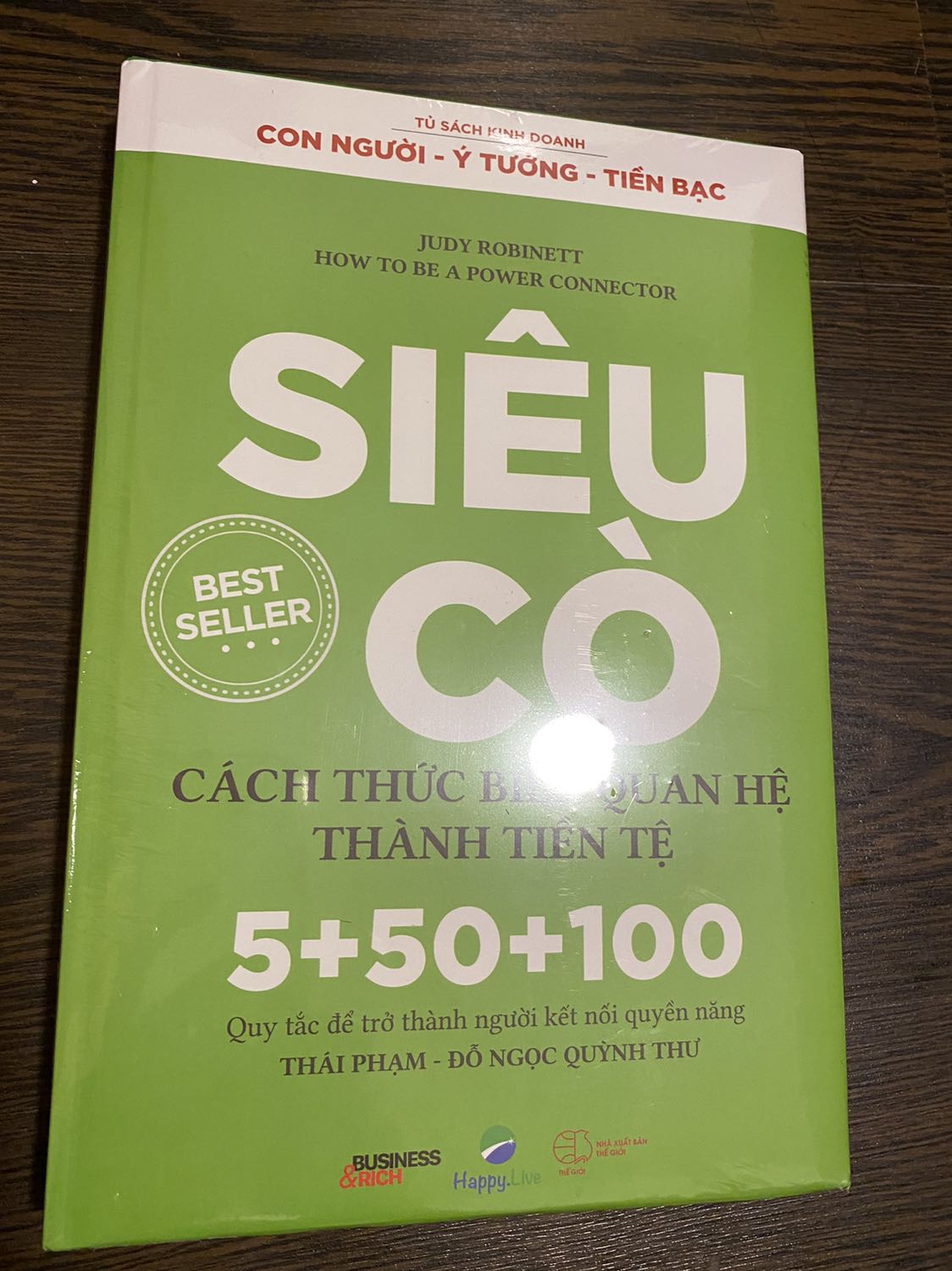 Sách của nhà anh Thái Phạm luôn được bookcare cẩn thận, bìa xịn và trang giấy cực chuẩn. Về nội dung thì mình thấy sách hay và thú vị, cho mình thấy đc tầm quan trọng của việc tạo mối quan hệ trong công việc và cuộc sống. Mình nghĩ đây chính là chìa khoá để mở cánh cửa giàu có và thịnh vượng nếu có thể áp dụng hiệu quả.
Tiki giao hàng nhanh mình rất hài lòng, đặt tối hôm qua mà sáng hôm nay đã nhận được rồi.