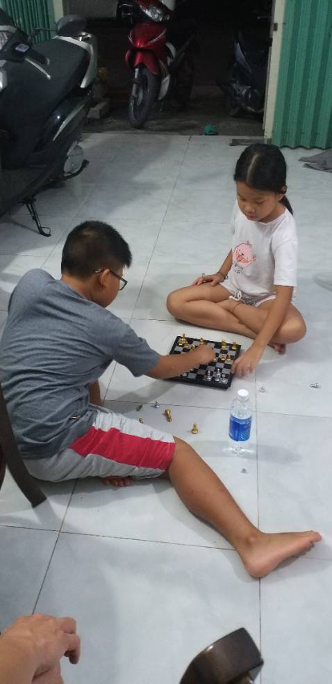 Đã mua rồi, xài ok, bé rất thích, lần này mua thêm giúp bạn của bé vì bàn cờ có nam châm, màu cờ bằng kim loại và giữ màu khá tốt, nói chung là thích lắm nha shop ơi.