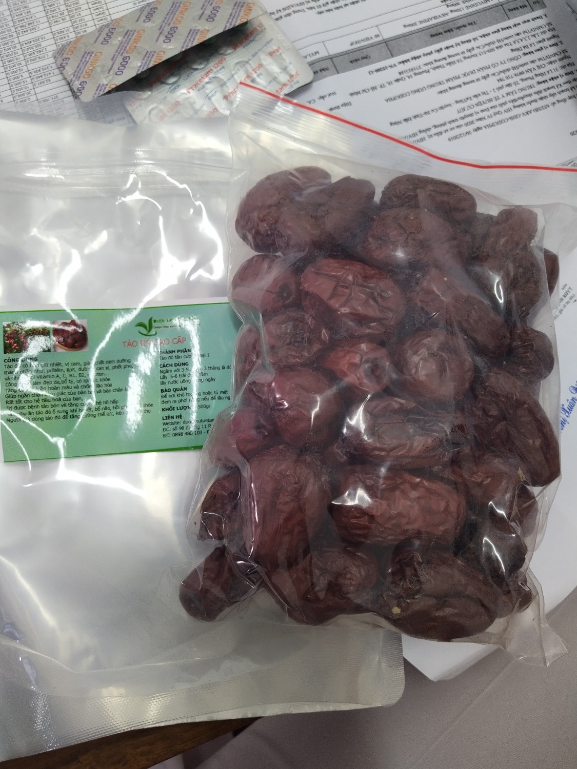 Táo đỏ là sản phẩm còn nhiều ẩm bên trong chưa khô hẳn nên khi thấy bao bì đóng gói không hút chân không mà bỏ trong túi zip nilon khác bên trong, tôi quan sát thấy túi đóng gói không được sạch sẽ, mùi chua làm tôi chú ý, và kinh khủng khiếp là khi tôi lấy túi zip bên ngoài ra và nhìn thấy qua lớp túi zip bên trong 1 con GIÒI lồm cồm bò ra rồi lại bò mất hút vào trong.
Nhìn thấy hàng có thương hiệu đảm bảo mới mua hàng mà còn bị thế này. Công ty coi lại chất lượng sản phẩm. 
Lần đầu tiên rate 1 sao cho 1 sản phẩm mua ở Tiki suốt 5 năm trời mua hàng ở đây. Tiki cũng cần coi lại các đối tác của mình. Táo đỏ là sản phẩm còn nhiều ẩm bên trong chưa khô hẳn nên khi thấy bao bì đóng gói không hút chân không mà bỏ trong túi zip nilon khác bên trong, tôi quan sát thấy túi đóng gói không được sạch sẽ, mùi chua làm tôi chú ý, và kinh khủng khiếp là khi tôi lấy túi zip bên ngoài ra và nhìn thấy qua lớp túi zip bên trong 1 con GIÒI lồm cồm bò ra rồi lại bò mất hút vào trong.
Nhìn thấy hàng có thương hiệu đảm bảo mới mua hàng mà còn bị thế này. Công ty coi lại chất lượng sản phẩm. 
Lần đầu tiên rate 1 sao cho 1 sản phẩm mua ở Tiki suốt 5 năm trời mua hàng ở đây. Tiki cũng cần coi lại các đối tác của mình.