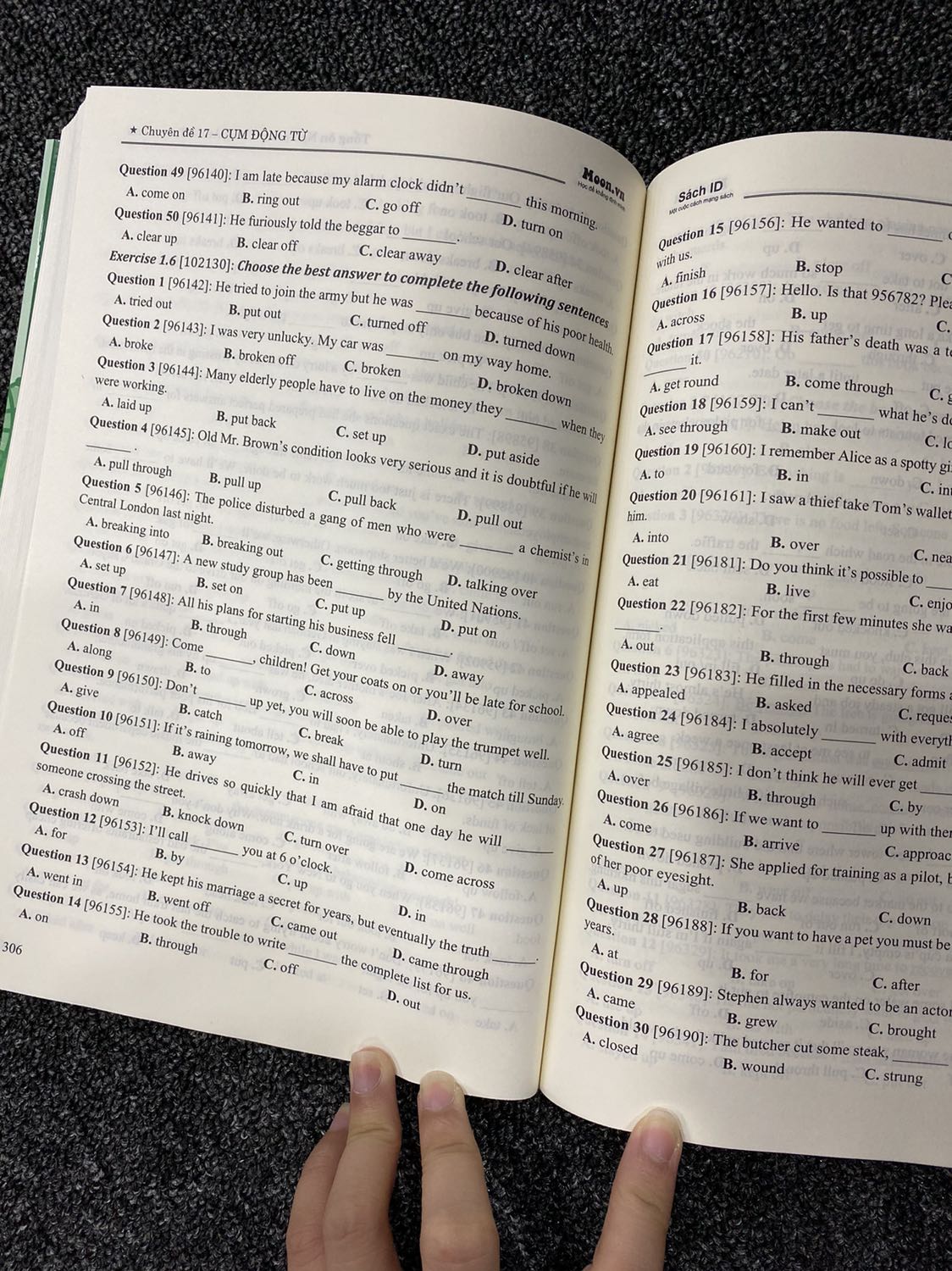 Sách đẹp lắm, cầm rất chắc tay, nặng đến nỗi mà táng vào đầu con bạn còn đau cơ mà, hihi. Đùa thôi nhưng mà đặt trên tiki ship max nhanh. Về sách thì, đầy đủ lý thuyết lẫn bài tập, còn có cả video xem của cô Trang Anh rất dễ hiểu nữa. Mình chưa thấy sách nào có 180k mà còn có cả khoá học như này, quá hời luôn. Các bạn nên mua nha. Có cả quà tặng flashcard cute lắm