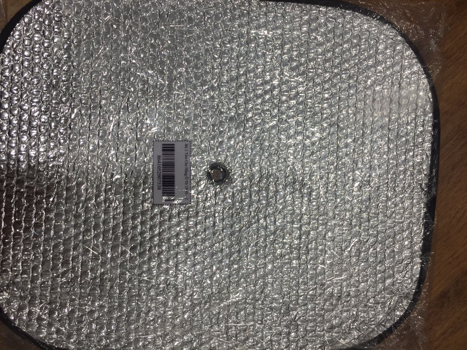 Sản phẩm tấm chắn nắng nhưng không gửi kèm miếng hút chân không để treo, sản phẩm cũng không còn bao bì ghi thông tin như hình mẫu. Rất thất vọng dù hàng không nhiều tiền. Mong tiki giải quyết giúp.