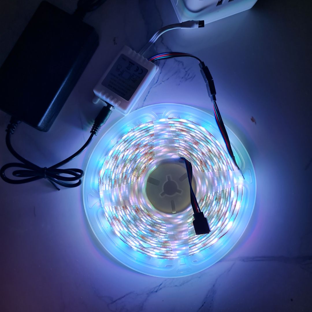 Led quá xịn. Mình có sẵn bộ điều khiển rồi nên chỉ mua cuộn dây. Led chất lượng cao. Rất hài lòng.