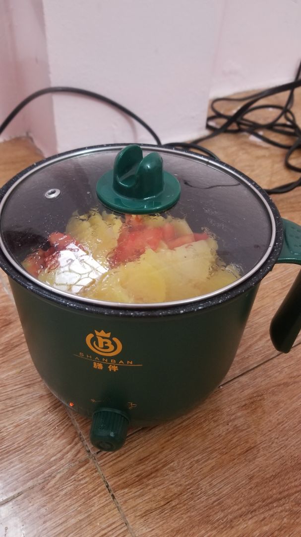 Nồi nhỏ xinh và khá tiện dụng. 
Mình dùng để nấu canh, xào, rán trứng, hấp bánh thậm chí nấu cơm đều rất ok. 

Nhược điểm là vỏ bằng nhựa và lõi bằng chất liệu gì mk ko rõ nhưng khá bám dầu nên rửa sẽ hơi khó khăn hơn các chất liệu khác. Được cái là không nóng và nhẹ. Ngoài ra thì  nắp đậy bảo là thiết kế để đặt điện thoại xem giải trí lúc nấu nhưng mk nghĩ ko ai làm thế cả, ngược lại lại hơi khó cầm, riết vài bữa quen hơn thì đỡ nhưng vẫn là một điểm trừ.

Nói chung nếu nhu cầu sử dụng chỉ 1-2 người và ăn uống đơn giản thì nên mua nha.