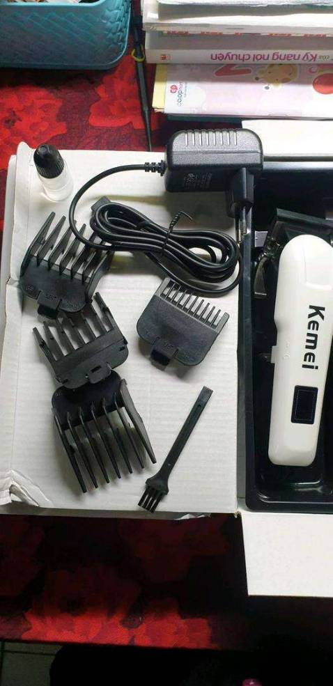 Dùng êm, dễ tháo lắp, dễ vệ sinh, cắt 3 đầu mà pin vẫn thoải mái. Máy cầm chắc chắn. Rất hài lòng 👍