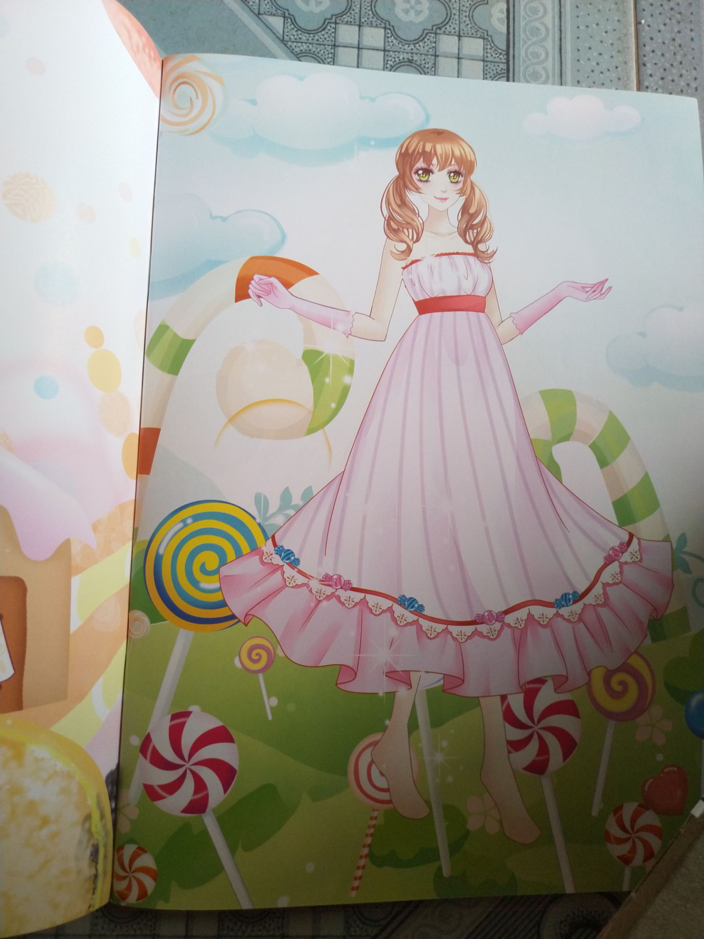 Tranh đẹp, sắc nét, 32 trang cho bé tha hồ dán sáng tạo. Bé nhà mình rất thích dán, rất khéo tay, lớp 1, dán tý là hết quyển luôn.