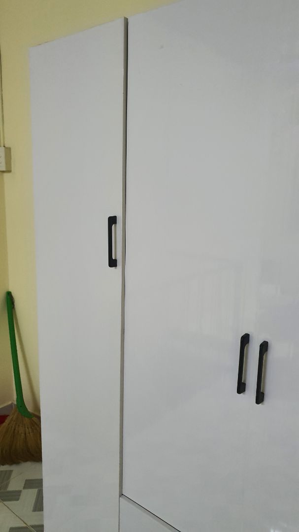 tủ ọp ẹp, bản lề không chắc chắn, nhựa quá mỏng và giòn nên bắn vít ko ăn. cánh tủ khi mở ra đóng lại thì bị chênh nhau không khép kín được,... đơn hàng giao tận nơi freeship nhưng chỉ ship tới đầu hẻm (hẻm lớn xe tải đi vừa) và yêu cầu mình phải thuê ba gác chở vô tới nhà hết 100k. Nói chung ko hề hài lòng với sản phẩm này. chắc được 3 tháng tủ rụng cái cửa vì bản lề quá dở