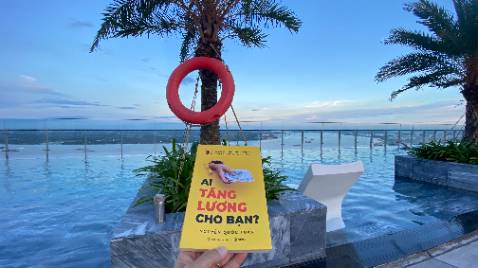 Một cuốn sách đáng đọc không những cho *** bạn nhan viên ma còn với cấp quan lý nữa. Văn phong hóm hỉnh, gần gui va rất thức thời khiến mình đọc một lèo hết quyển sách lúc nào khong hay. Một cuốn sách đáng đọc không những cho *** bạn nhan viên ma còn với cấp quan lý nữa. Văn phong hóm hỉnh, gần gui va rất thức thời khiến mình đọc một lèo hết quyển sách lúc nào khong hay.