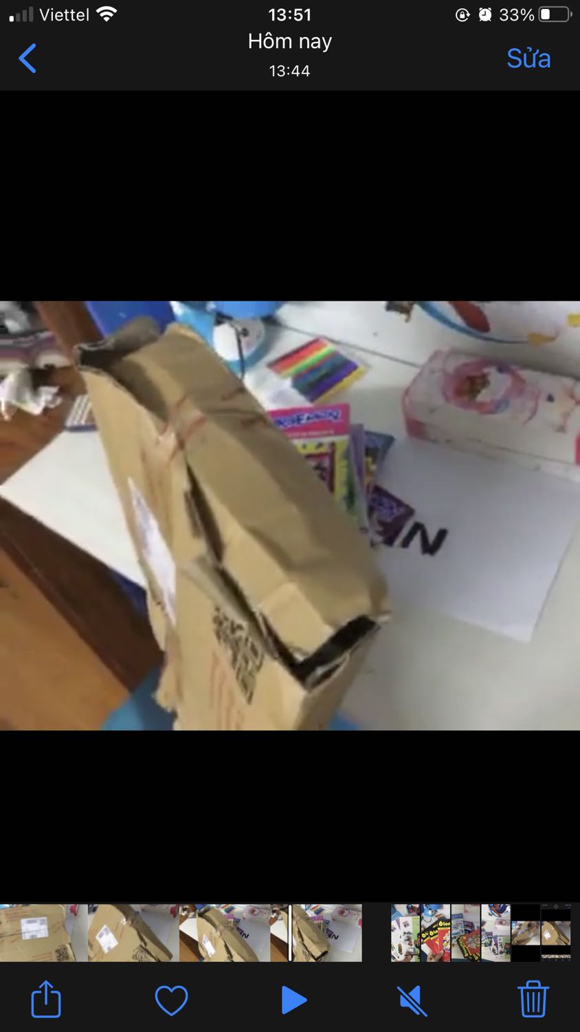 Hàng bị bóc ra, hộp bị nát, may không mất quyển sách nào. Sách ro2i ra ngoài, mình có quay video lại nhưng ở đây k up đc video nên mình chụp lại
Giao hàng lâu, cực lâu. Ghi thứ 2 nhận đc hàng nhưng đến hôm nay vẫn k nhận đc, mình gọi lên tổng đài phàn nàn mới phát hàng.
Trải nghiệm mua sách trên tiki tệ nhất từ trước đến giờ :)