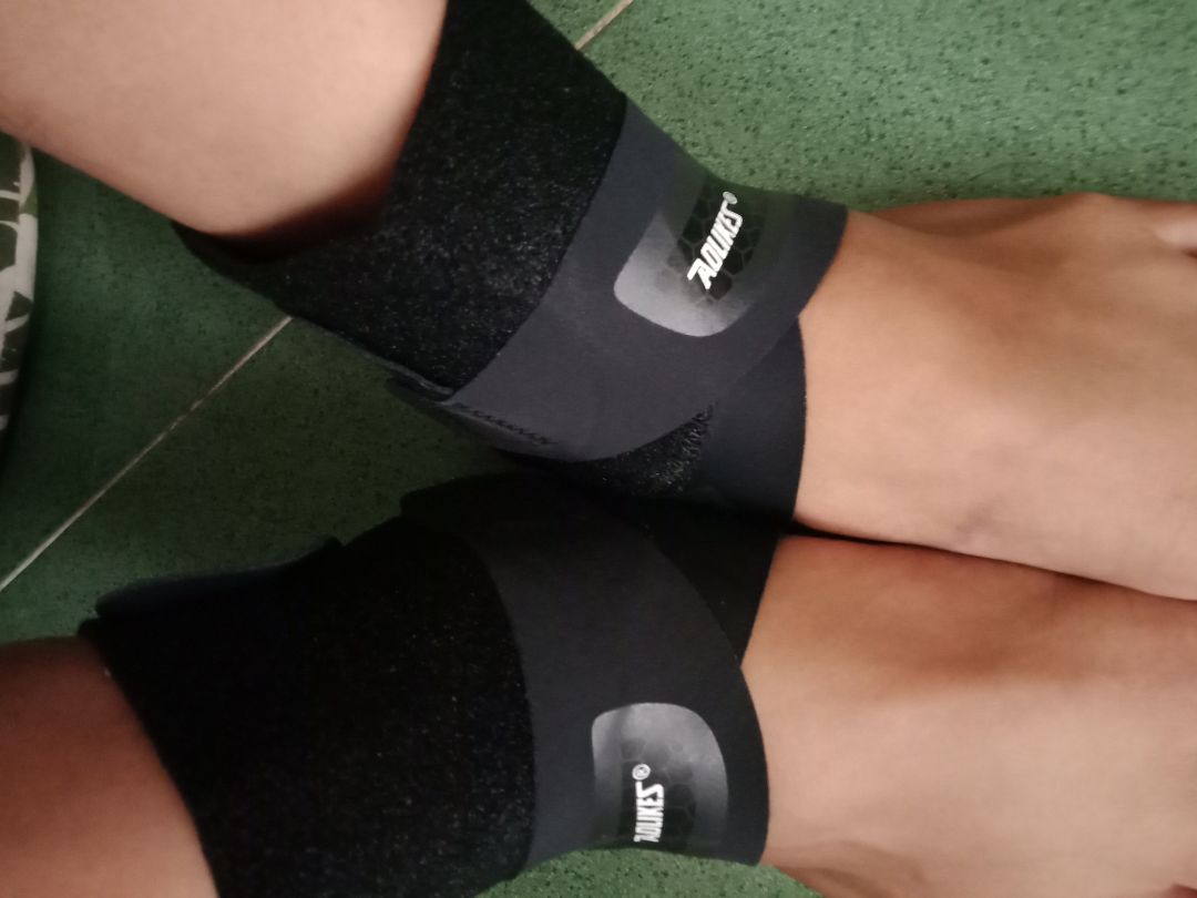 mình cao 1m68, nặng 68kg, sử dụng size L thấy hơi rộng, cảm giác đai ko ôm chắc chân. Đã chạy bộ xong xuôi mới review