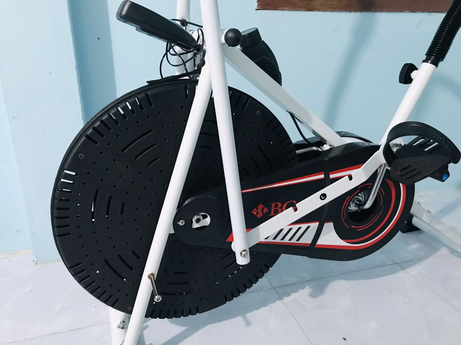 Mới nhận sáng ngày 23/4/2021 , khui tùng ra thì thày có sước 1 chút nhưng cũng không ảnh hưởng mấy. 
Xe i hình và mình đã mất 2h để mài mò em này mới ráp xong( nhất là khúc 2 cái bàn đạp suy nghĩ hoài là rắp ráp cái nào trước).
Mức giá ở tầm thấp như này thì xe có tiếng kêu thì cũng không sao.
Còn về độ bền thì mong sẽ bền nhất là bộ bàn đạp và con bánh quay lớn, mong sẽ ổn.Riêng cái đồng hồ thì mình không quan tâm lắm vì mình không hiểu nó nhảy số kiểu gì.
Các bạn nên mua về để rèn luyện sức khoẻ, tập luyện toàn thân được.