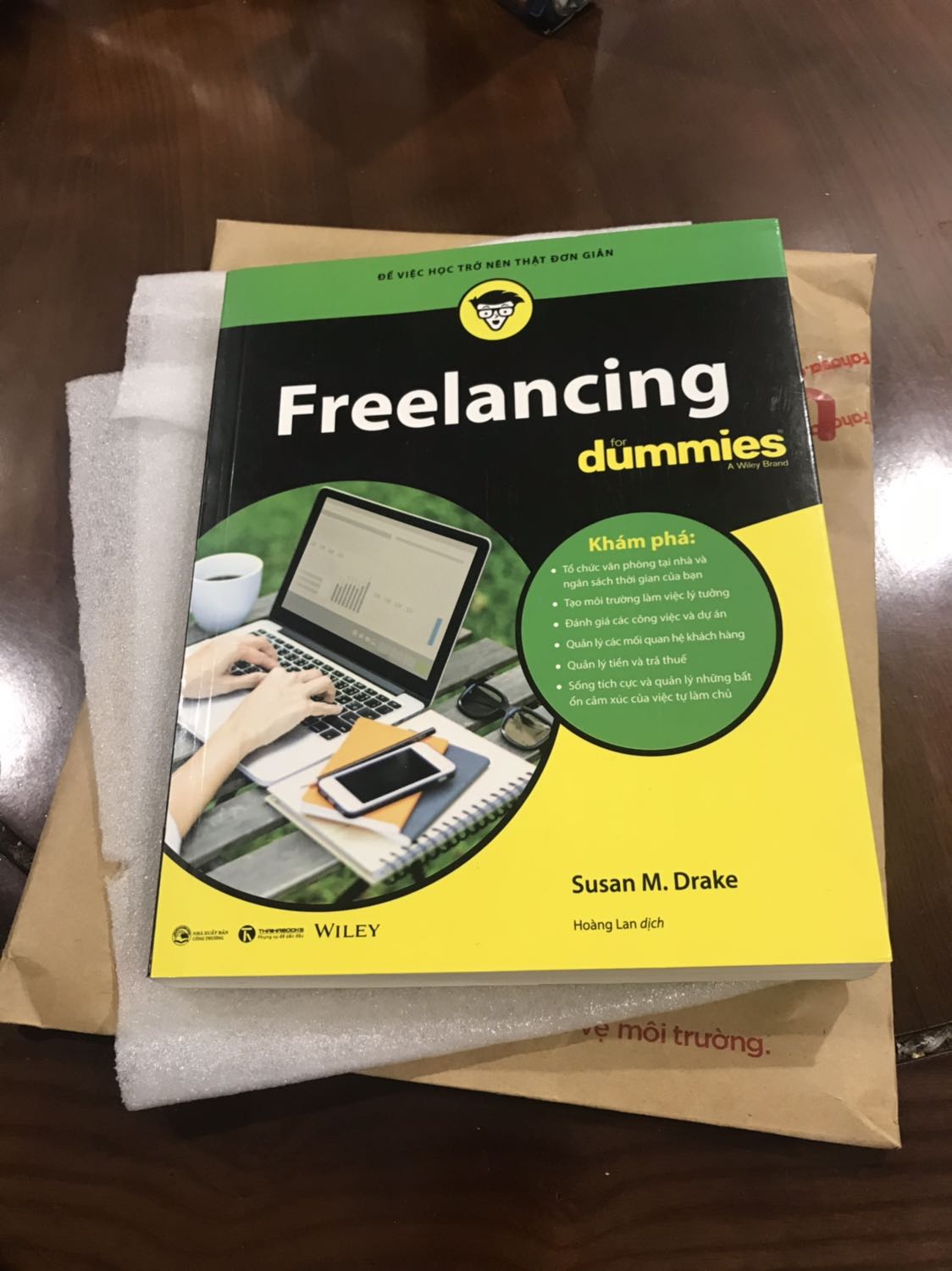Sách của Fahasa luôn được đóng gói tốt, có lót giấy mút mỏng nên ko hư hại gì. Sách dày hơn mình nghĩ. Nội dung rất chi tiết. Đây sách tham khảo hay cho những ai muốn tìm hiểu trước về làm việc tự do.