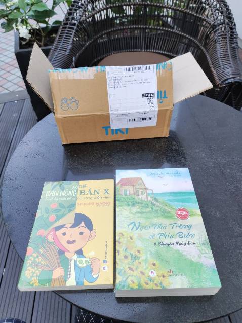 Mình nhận được 2 cuốn sách hay vì vớt được hôm qua, 12/12 với giá giảm đều 49% luôn và vì mình đã được đọc review trên diễn đàn sách nên quyết định cần mua khi có giá tốt thế này. 
Riêng cuốn "Sống bán nông, bán X" đã mua đợt trước rồi và rất thích nội dung chữa lành và mang lại những điều tích cực cho cuộc sống ở độ tuổi "gió heo may về" nên mình đã mua thêm lần nữa để tặng người bạn.
Còn cuốn dày 600 trang vừa ra mắt" Ngôi Nhà trông về phía biển" cũng được đánh giá rất cao về nội dung nên mình cũng mua đọc trong mùa noel luôn.
Một lần nữa, rất cảm ơn Tiki và nhà phát hành Huy Hoàng Books đã sales đậm đà cho bạn đọc có cơ hội đọc được những cuốn sách xuất sắc thế này.
