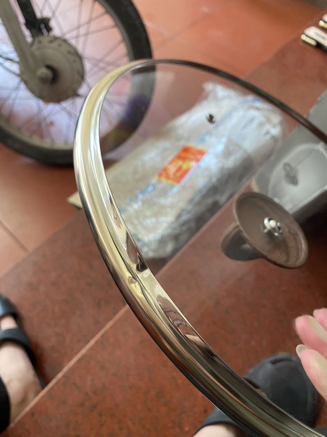 Chảo thì ok. Nhưng đóng gói hơi kém nên vung bị móp méo 1 xíu. Chỗ méo này mình có thể dùng kìm nắn nhẹ nhàng lại được và cũng ko ảnh hưởng gì mấy nên nhận bình thường. Nhưng nghĩ tiki nên đóng gói cẩn thận hơn cho tất cả sản phẩm giao tới tay khách hàng.