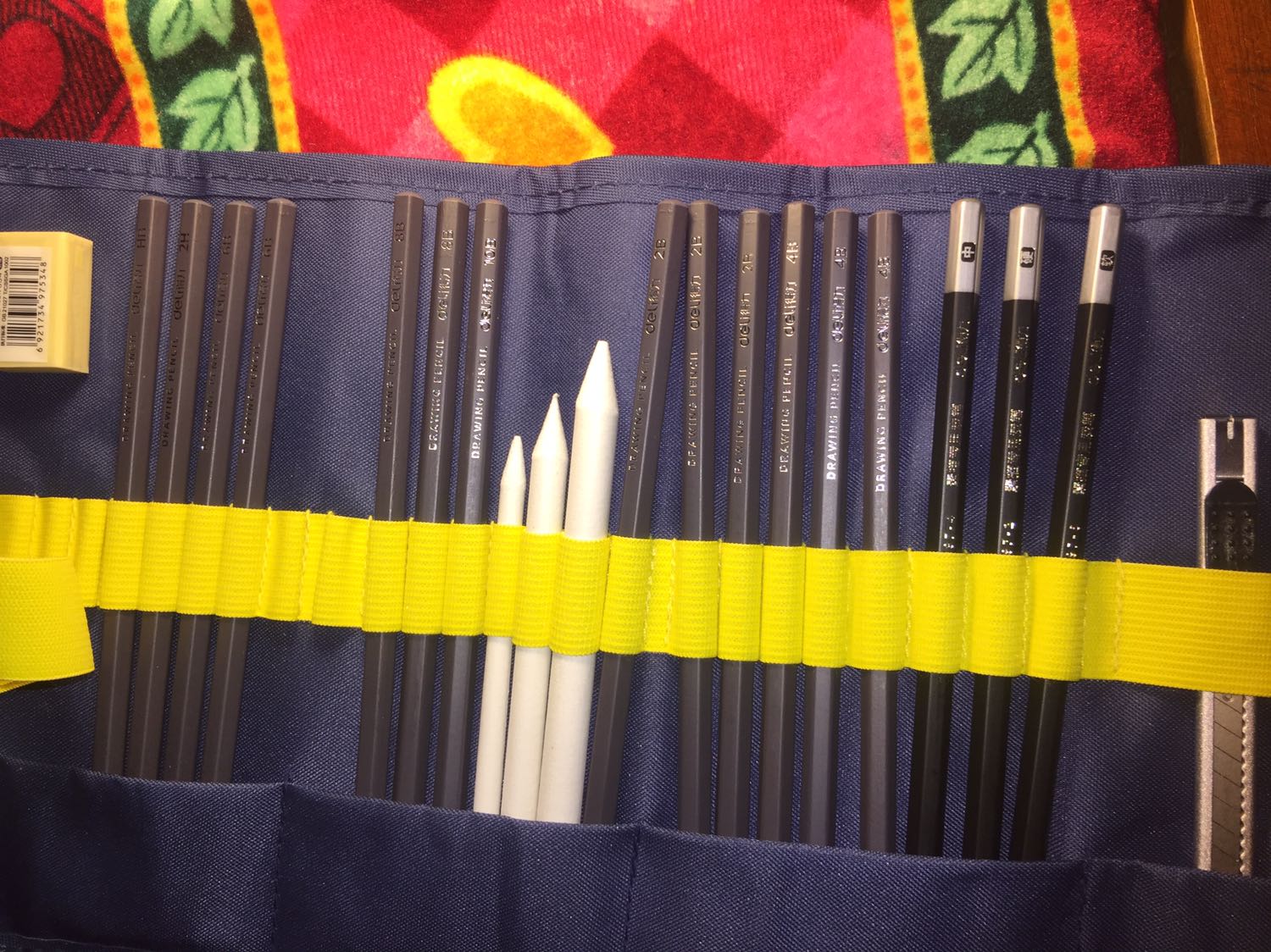 Sản phẩm thiếu, 1 cây B, 3B, 5B, 12B, một cục tẩy, công cụ kéo dài ko có. Thừa 1 cây 6B và 8B. Đấy là theo dò những gì mà shop giới thiệu và khách hàng kiểm tra. Bao bì cẩn thận gọn gàng sạch sẽ. Ok