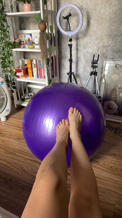 Bóng màu xinh, chắc chắn, giao nhanh, có bơm tặng kèm. Mua cả 2 lần đều ưngg. Mình dùng 2 size đều thấy ok nhưng bóng 65cm thì thấy vừa vặn hơn chắc cho mình thấp. Khuyên mọi người nên ra ngoài tiệm bơm nhaa chứ mình ngồi hì hục mãi mới được. Mình dùng bóng để tập vừa để làm đồ chơi bật nhảy quanh nhà😊