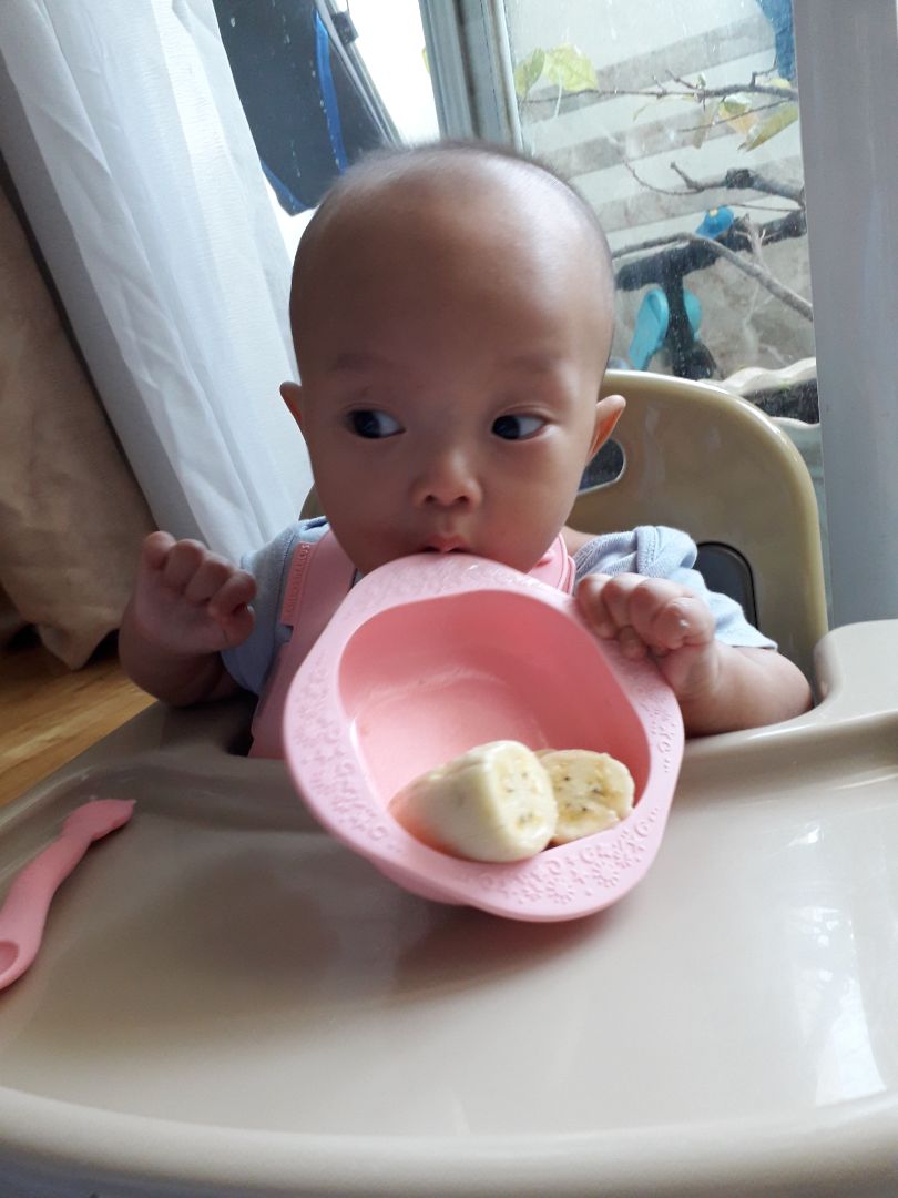 Set heo Pokey rất dễ thương. Trên chén thì có texture thú vị để bé khám phá, muỗng thì cũng ngậm đc luôn. Tuy nhiên mình nghĩ set này phù hợp với ăn dặm truyền thống hơn BLW.
Thêm nữa là nút trên yếm nếu không quen sẽ khó mở và cài lại. Bé sẽ khó chịu khi mẹ lề mề nhé.