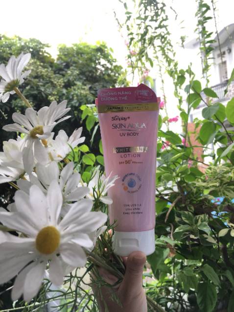 Tiki giao hàng nhanh thật. Hàng nhận được không có lỗi gì hết, chai to, cầm chắc tay, nhựa vỏ chai tốt, tuy nhiên lượng sản phẩm không nhiều như chai, được có nửa chai à. Về chất sản phẩm thì có màu trắng hồng, thấm nhanh, dưỡng ẩm tốt, không có mùi gì đặc biệt. Hy vọng chống nắng ổn.
