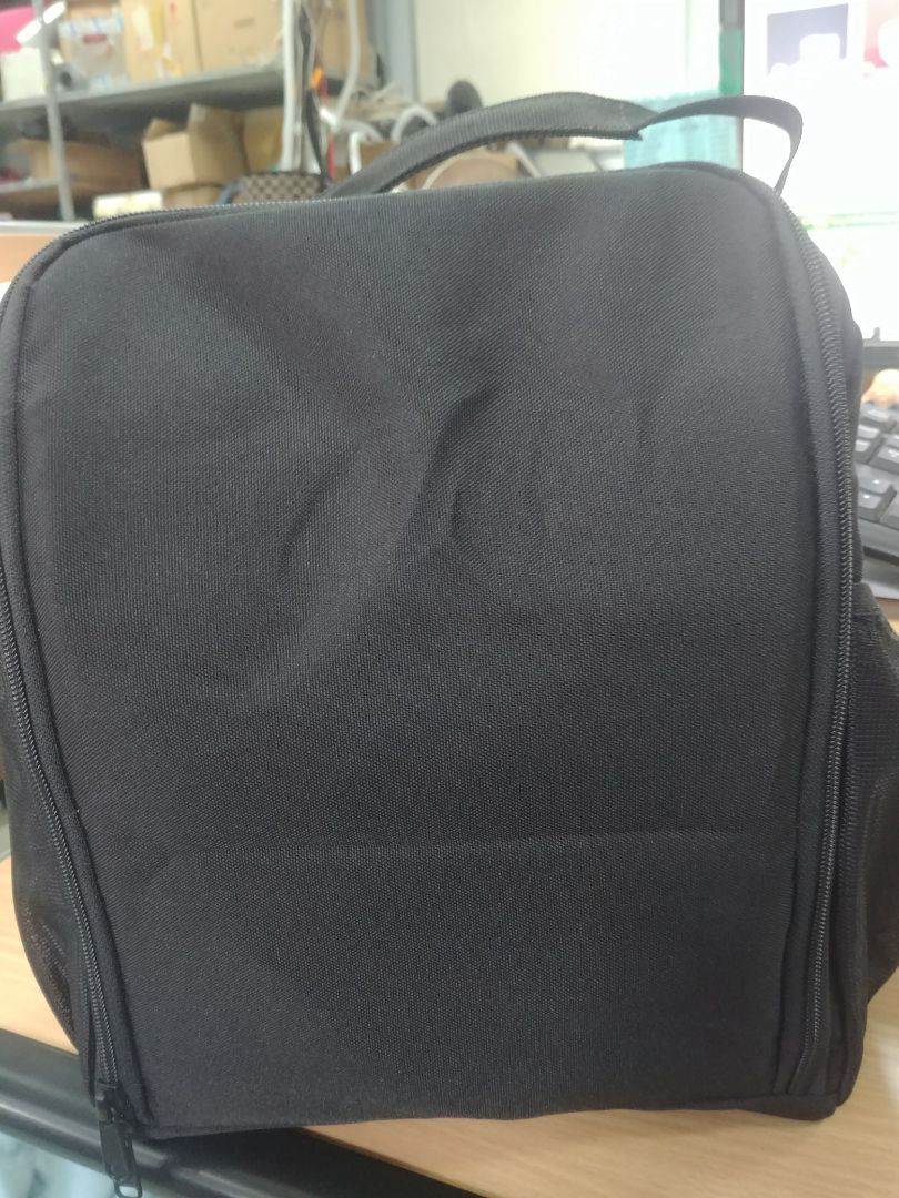 Giao hàng rất nhanh. Túi rộng rãi và chắc chắn, nhưng túi dây kéo bên hông mình không thích lắm. Mong shop thiết kế thêm kích thước lớn như vậy mà dây kéo phía trên như mấy mẫu khác của shop thì sẽ tuyệt hơn cho khách hàng chọn lựa. ahihi. Tóm lại túi đẹp nè, rộng nè, chắc chắn. 10 sao nè.