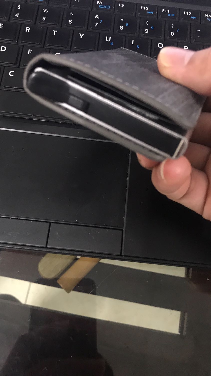 Ví da thiết kế độc đáo các bạn ạ. Mình dùng gần tháng rồi thấy sản phẩm quá là ok luôn. Đựng được nhiều thẻ. Vỏ da chắc chắn có ngăng đựng tiền. Thẻ được nhét trong hộp nhôm. Khi cần lấy ra ấn lẫy thẻ sẽ được đẩy ra theo thứ tự cao thấp rất là hay. Ví tốt mua ok.