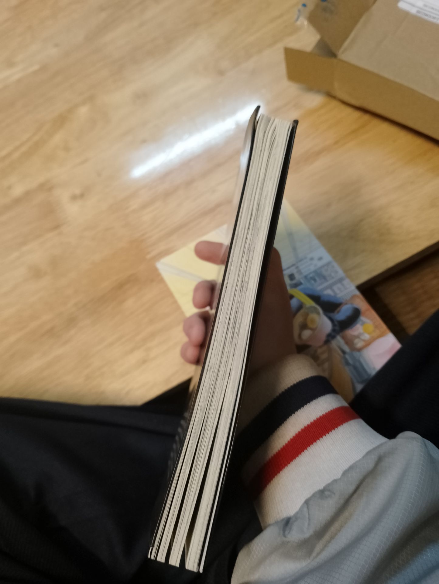 Có card, đẹp nhưng không được bọc kĩ nên gây đến việc bị xước với cong truyện