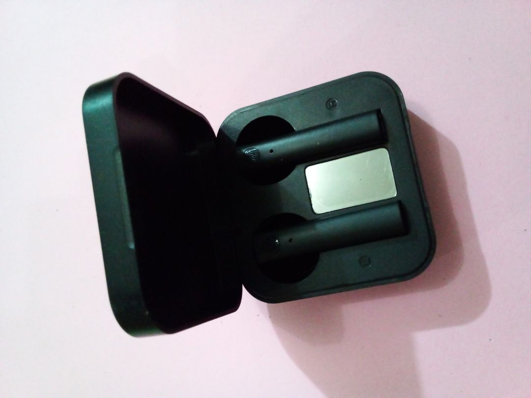 tai nghe rất hay nhỏ gọn dễ bỏ túi sau tai nghe các cảm ứng xịn á về phần âm thanh mình thấy rất ổn trong tầm giá nghe đc ko đòi hỏi gì thêm