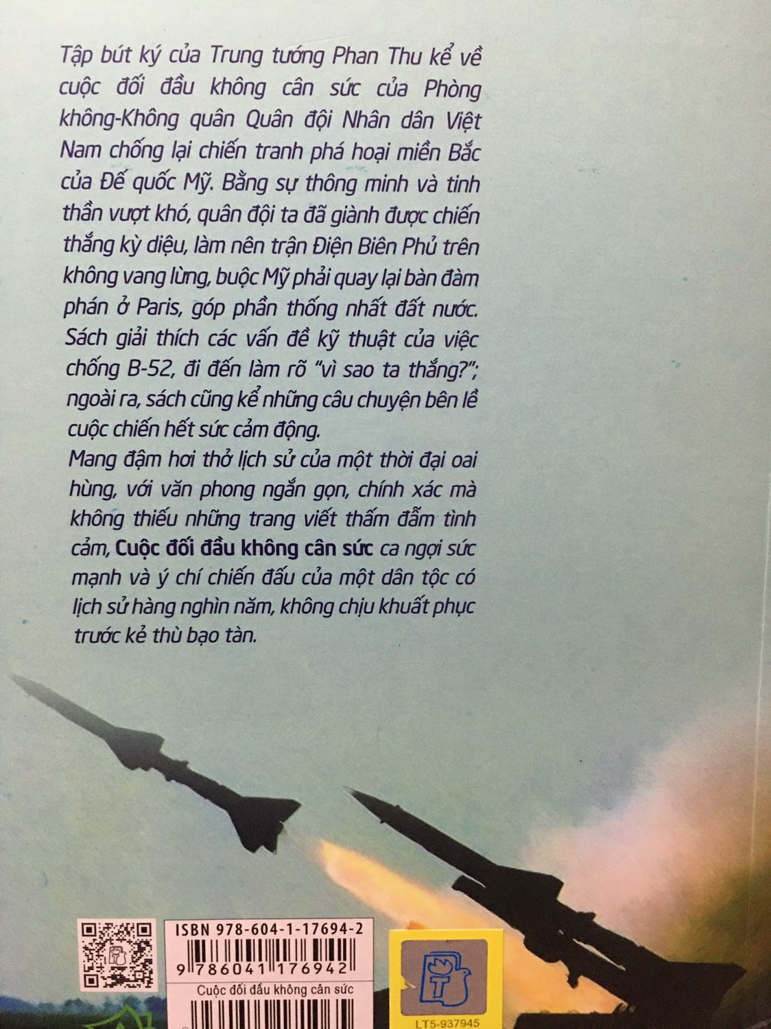 Các bạn trẻ ngày nay nên tìm đọc những cuốn sách như thế này để hiểu hơn về chiến tranh, để thấy các thế hệ ngày trước đã phải hi sinh ntn để VN độc lập thanh bình như hôm nay.