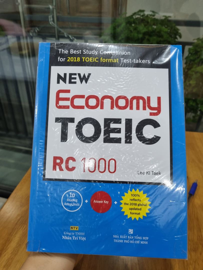Sách in chắc chắn, màu in và giấy in chất lượng tốt. Các trang đầu còn có hướng dẫn format đề thi và thang điểm. Hài lòng, không có gì để chê.