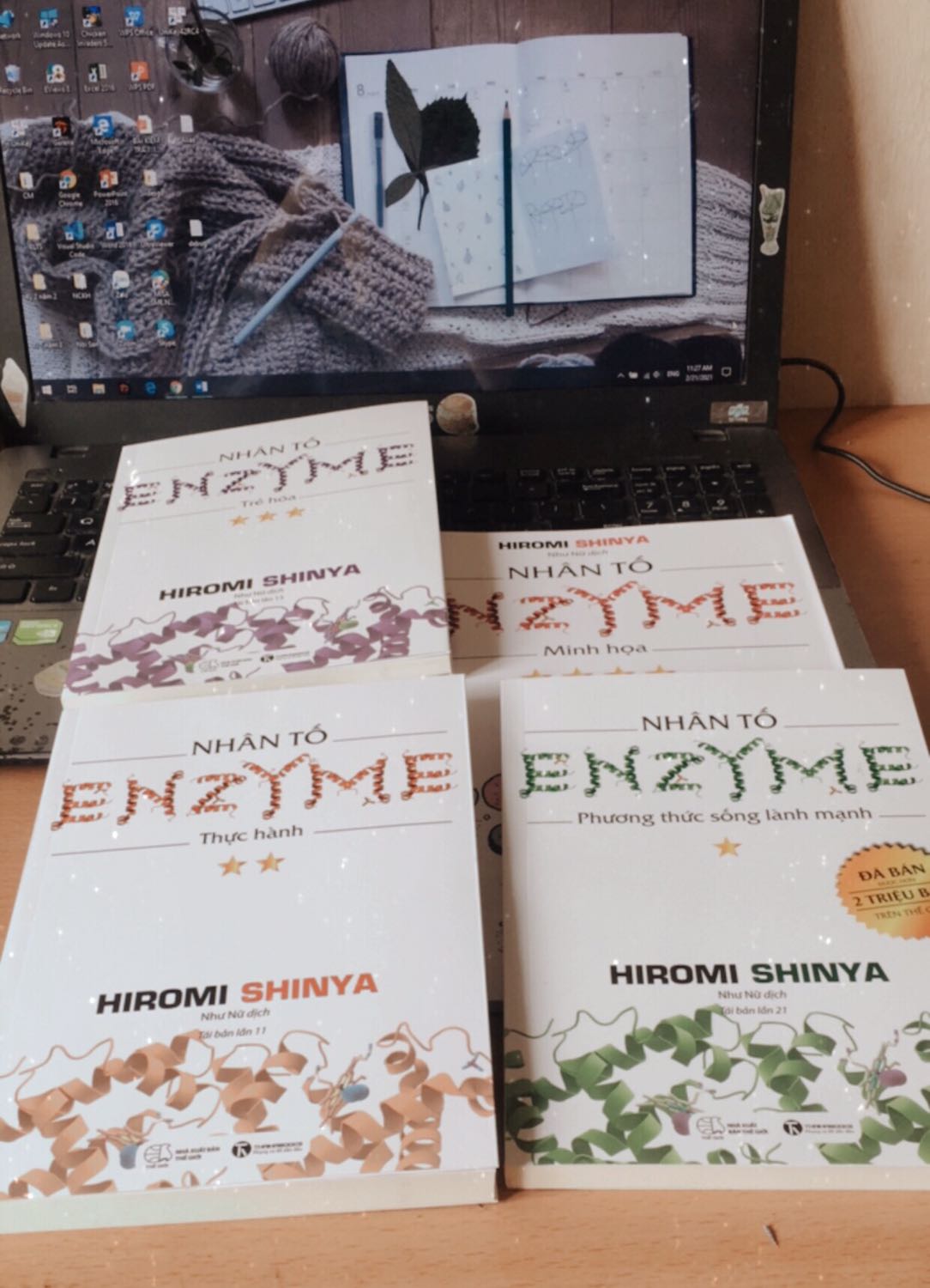 Đặt hàng tối hôm trước mà trưa hôm sau có luôn, nhanh cực kì. 
Mình đang đọc quyển 4 trước. Nội dung dễ hiểu, minh hoạ đủ. Với người không biết gì về sinh học như mình cũng đọc được.
Highly recommend cho mọi phân khúc độc giả ?