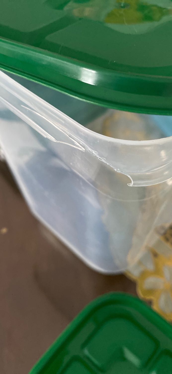 Nhận hàng bị vỡ tùm lum. nắp lỏng đóng ko  chat được  . Vỡ hết 4 cái lớn để bên ngoài. Nên giảm số lượng và tăng chất lượng! Đóng gói cẩu thả nên vỡ lung tung!