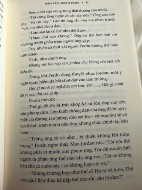 Về chất lượng đóng gói và giao hàng thì không có gì để chê trách, ở đây mình đánh giá về nội dung. Đọc tóm tắt sách mình đã nghĩ đây là một cuốn sách sâu sắc thậm chí còn có phần thông tuệ, tuy nhiên sau khi đọc được gần 100 trang thì mình thấy đã đánh giá sai, sách không phù hợp với mình, nội dung lồng ghép khá nhiều về đời tư và quá khứ của chủ tiệm sách, chuyện tình vụng trộm của ông ta và cách ông ta vượt qua nó đầy tiêu cực/ám ảnh. Dẫn dắt câu chuyện rối rắm, ảm đạm thật sự rất buồn ngủ, phong cách viết khá giống với mấy cuốn tiểu thuyết tình cảm thời 80-90s