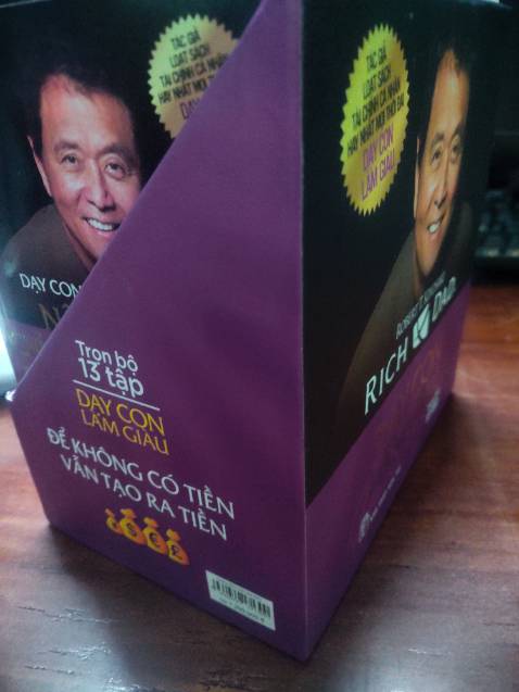 Tiki giao hàng cực nhanh. 11h30 đặt 4h chiều là giao tới dù trời mưa. Shipper thân thiện. Mua tiki nên an tâm về sách thật. Lần trước mua khi chạy quảng cáo trên T*k t*k bị lỗi 9 tả tùm lum rồi bỏ luôn.