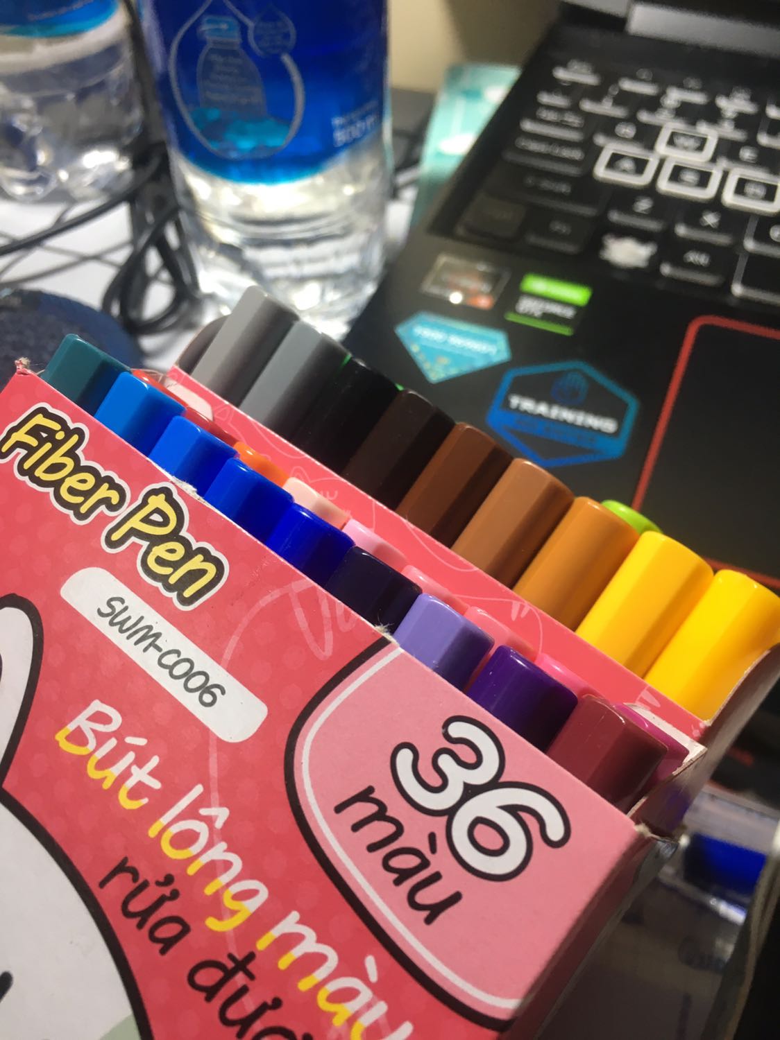 36 màu xinh lắm, còn tặng kèm bình nước nữa. Nói chung là ưng ghê í. Nên mua nha mọi người 36 màu xinh lắm, còn tặng kèm bình nước nữa. Nói chung là ưng ghê í. Nên mua nha mọi người