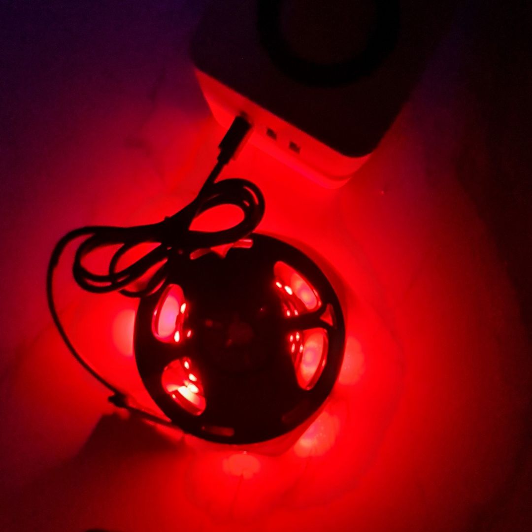 Dây đèn sáng, chọn được nhiều màu. Dây dán chắc. Chỉ cần cắm cuộn dây với bộ diêud khiển đúng chiều âm dương là xong, nếu sai thì đảo ngược lại. Có hướng dẫn sử dụng đi kèm. Nói chung rất hài lòng.