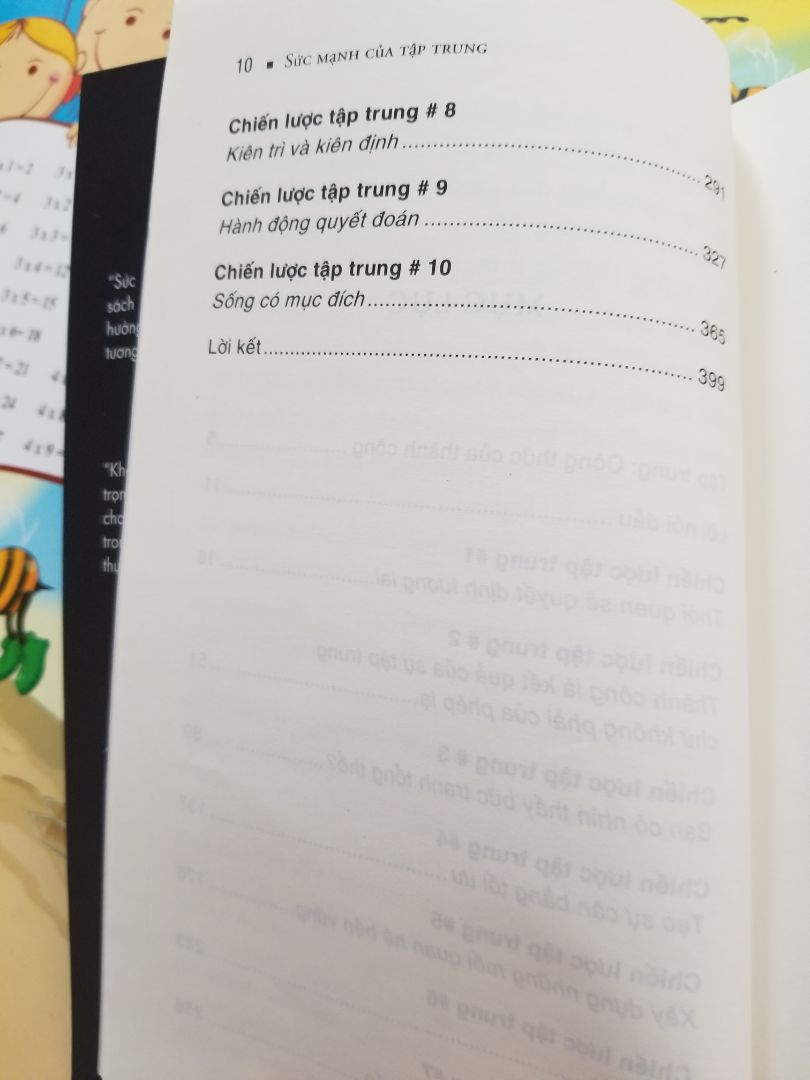 - Tuy chưa đọc hết, nhưng sau khi đọc hơn 1/3 quyển, cá nhân mình cảm thấy sách không truyền tải đúng nội dung như tiêu đề "Sức mạnh của tập trung" mà chỉ quanh quẩn ở việc lên mục tiêu cho cuộc đời, lời khuyên về thói quen, xây dựng mối quan hệ,...là điều mà bạn có thể thấy ở hầu hết các cuốn self help khác. Nếu bạn đang nghĩ quyển này sẽ đưa ra những lời khuyên, thông tin khoa học, kiến thức về kỹ năng tập trung,...hay nói chung là bàn về sự tập trung, thì bạn sẽ khá thất vọng đấy vì theo như mục lục là chỉ có một chương nói sơ về việc đó ~~.
- Ngoại quan sách Tiki giao cho mình không vấn đề gì.