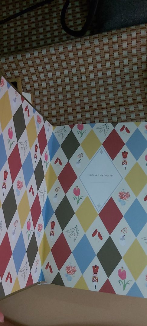 - Tiki giao nhanh, đóng gói kĩ, thùng carton cứng cáp, dán keo ở các cạnh, mép và góc nhọn. Mình đặt 2 quyển Andersen và 1 Nghìn lẻ một đêm. Cả 3 quyền đều dày cộp nhưng đều nguyên vẹn, không móp, sứt mẻ, rách xước gì cả.
- Hình thức: Bìa cứng, hoa văn trang trí tinh tế, trang lót rực rỡ sắc màu, phải nói là thích mê, cảm giác như trở về tuổi thơ vậy. Ruột sách độ dày đáng kể (720 trang), giấy vàng không nhức mắt, sờ vào rất láng và tương đối dày nên không bị hằn chữ từ trang sau. Chữ in đều mực, không lem, không nhạt, cỡ chữ vừa đủ đọc.
- Nội dung: Văn phong mượt mà, dịch thuật chỉn chu, tên nhân vậy KHÔNG BỊ PHIÊN ÂM. Có rất nhiều truyện, nội dung thật sự rất lôi cuốn, có chiều sâu ý nghĩa, đáng suy ngẫm. Có hình ảnh minh họa đẹp, sống động giúp người đọc dễ mường tượng. Mình nghĩ đối tượng đọc không chỉ người lớn muốn mở mang kiến thức, mà trẻ em cũng rất phù hợp nhé.