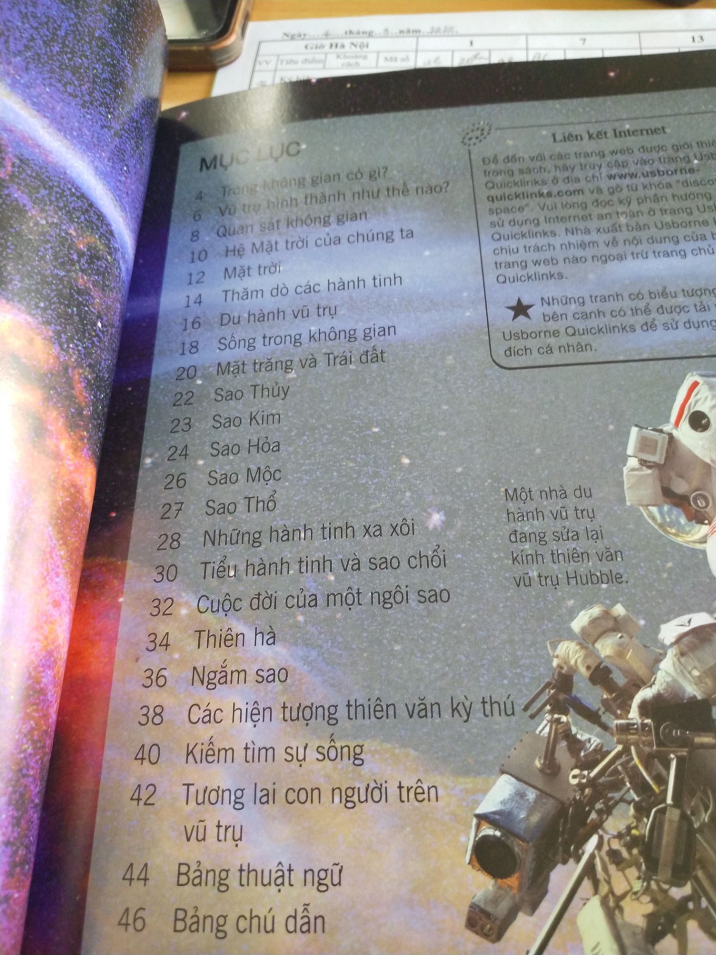 truyện in giấy láng bóng, dày dặn, gần 50 trang. Bé 8 t nhà mình thích mê, nội dung phong phú nhiều hình ảnh đẹp, sinh động, bắt mắt, giải thích chi tiết, rõ ràng. Các bạn nhỏ thích khám phá, yêu vũ trụ, thiên văn thì không nên bỏ qua bộ này. Mình đang tìm để mua cả bộ cho con!