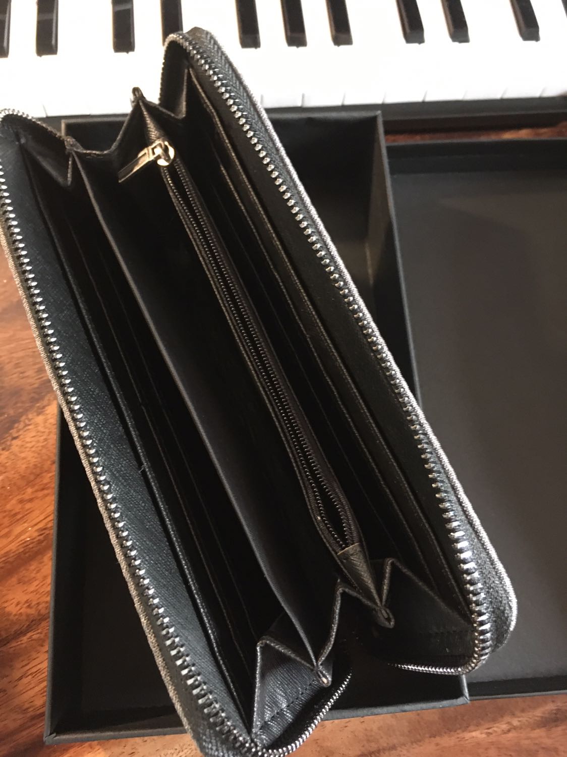 Tuyệt, ví cứng cáp, vải dày, có lớp mút bên trong, khoá kéo to và bằng kim loại có vẻ rất bền, bên trong nhiều ngăn như hình, trước có dùng Balô của hãng KaKa này, cũng rất ưng ý.