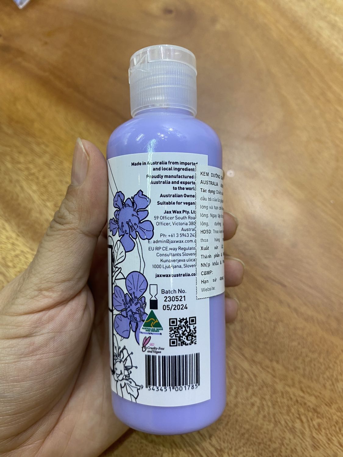 Lỏng, dễ thấm, dịu da.