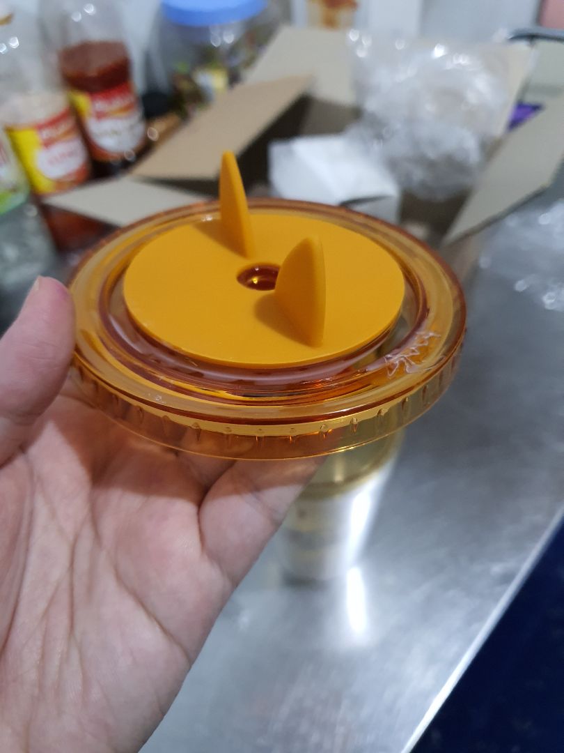 Nắp ly dính nhựa rất nhiều, không thể làm sạch được. Hy vọng trước khi đóng gói nên kiểm tra kĩ hàng hóa rồi mới đóng gói giao cho khách. Mình đã yêu cầu trả hàng. Hôm nay Tiki đã hoàn tiền cho mình, mình rất hài lòng về dịch vụ đổi trả của Tiki.