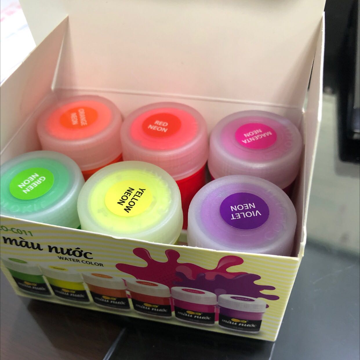 Hàng đẹp chất lượng lắm. Mua từ store nên ytam hơn hàng trôi nổi. Mỗi tội k nghĩ cái bút viết bảng nó bé xíu xiu thế ))))