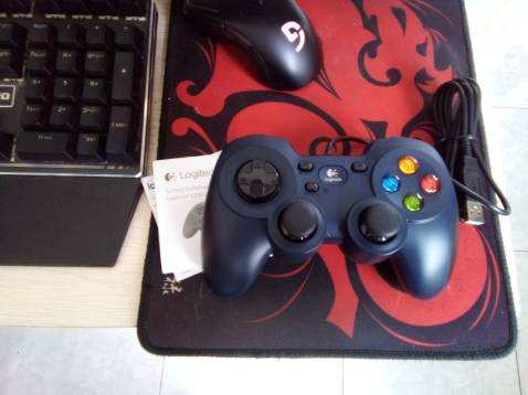 Tay cầm đẹp các nút dễ bấm, có điều chơi game FPS TPS hơi khó do chưa quen, tích hợp với nhiều game trên steam và gesnhin impact cho bác nào cần tìm tay cầm giá vừa phải, được cái dây dài ngồi xa màn hình cũng thoải mái. Tiki giao hàng nhanh, nói chung là khá hài lòng với dịch vụ và sản phẩm.