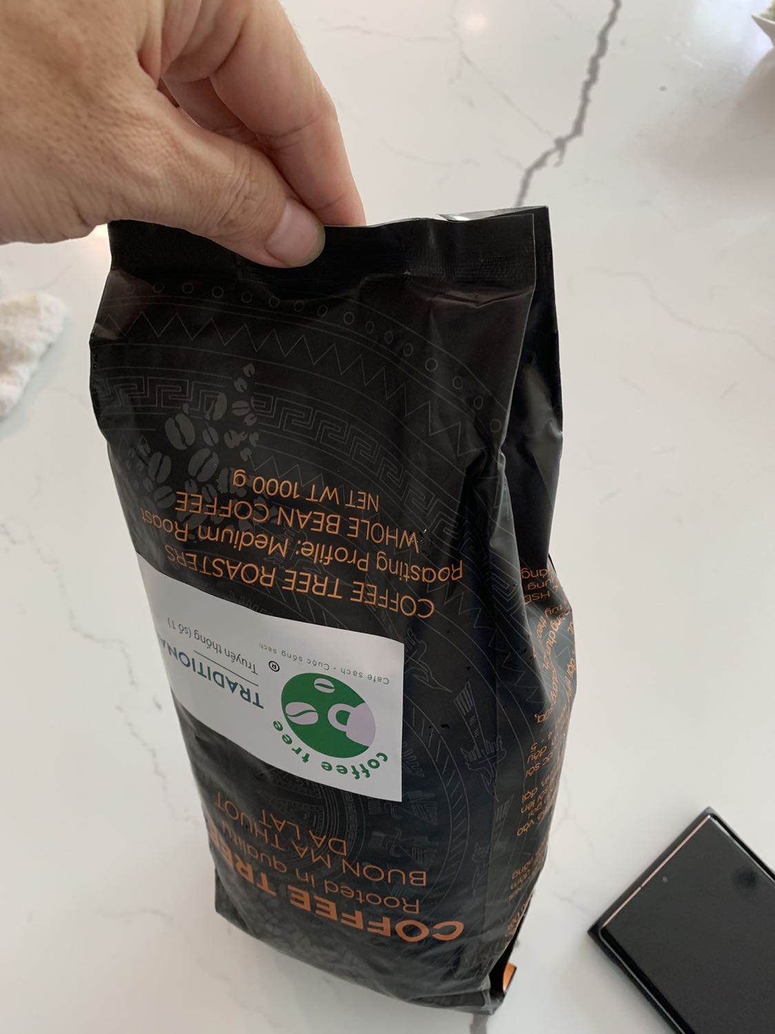 Giao hàng chậm trễ nhưng không thông báo. Hàng hoá là cà phê giao bị chậm mà còn còn bị thủng, làm cafe mất chất lượng.