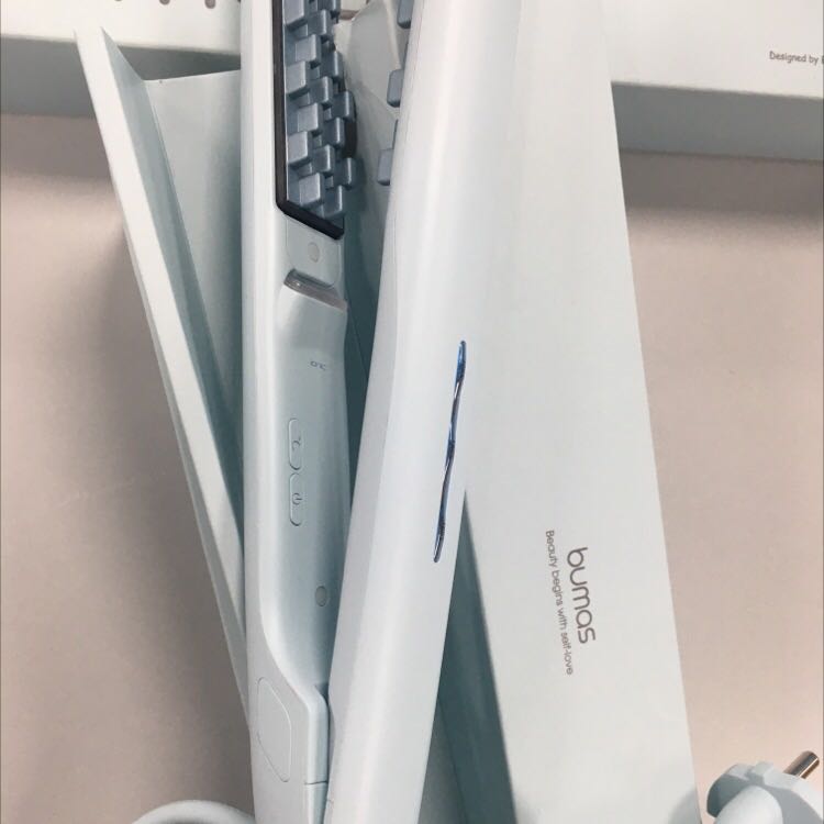 Ừm cũng có mua 1 sp lược chải của shop rồi, đến hôm nay thấy có máy này mua luôn :)) chất lượng sp thì như ghế vì nó không phải bàn, sao shop không ra luôn 1 thể để mình mua:)) k biết sau có ra thêm sp gì nữa không