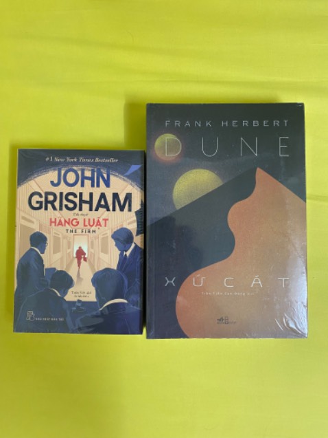 Mình đặt 2 cuốn, hãng luật và Dune Xứ Cát vào buổi sáng thì tới trưa bên Tiki đã gọi cho mình ra nhận hàng rồi. Phải nói là bên Tiki làm việc rất nhanh lun^^. Sách thì được bọc một lớp chống sốc rất là dày nên ko sợ bị cong hay móp sách đâu ạ. Lúc mình mở ra thì sách vẫn còn nguyên seal cả 2 cuốn, rất là mới lun nha. Bây giờ chắc tự tin đặt sách bên tiki trading mà ko lo sách bị hư hỏng gì rồi ạ☺️🥰